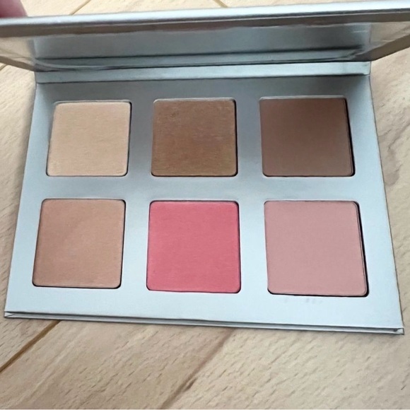 ICONIC London Blush Palette with Pink and Brown Hues - Picture 3 of 5
